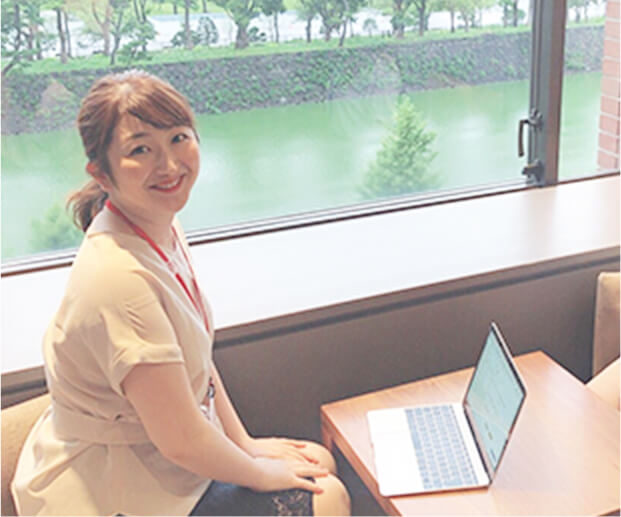 PC作業をしている写真